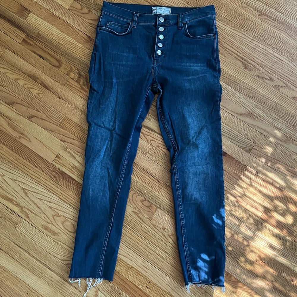 Free people frayed hem skinny jeans size w 31 EUC